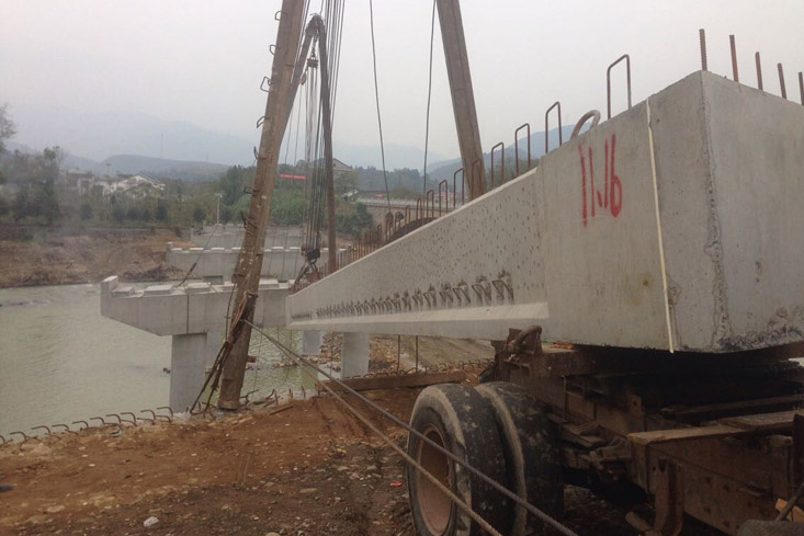 熱烈祝賀S347炎陵石潮至壟下公路新河漠大橋項(xiàng)目成功架設(shè)第一片梁板