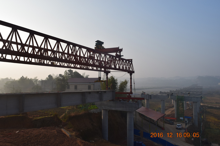 益婁高速公路第11標段中陽大橋第一片梁架設(shè)成功