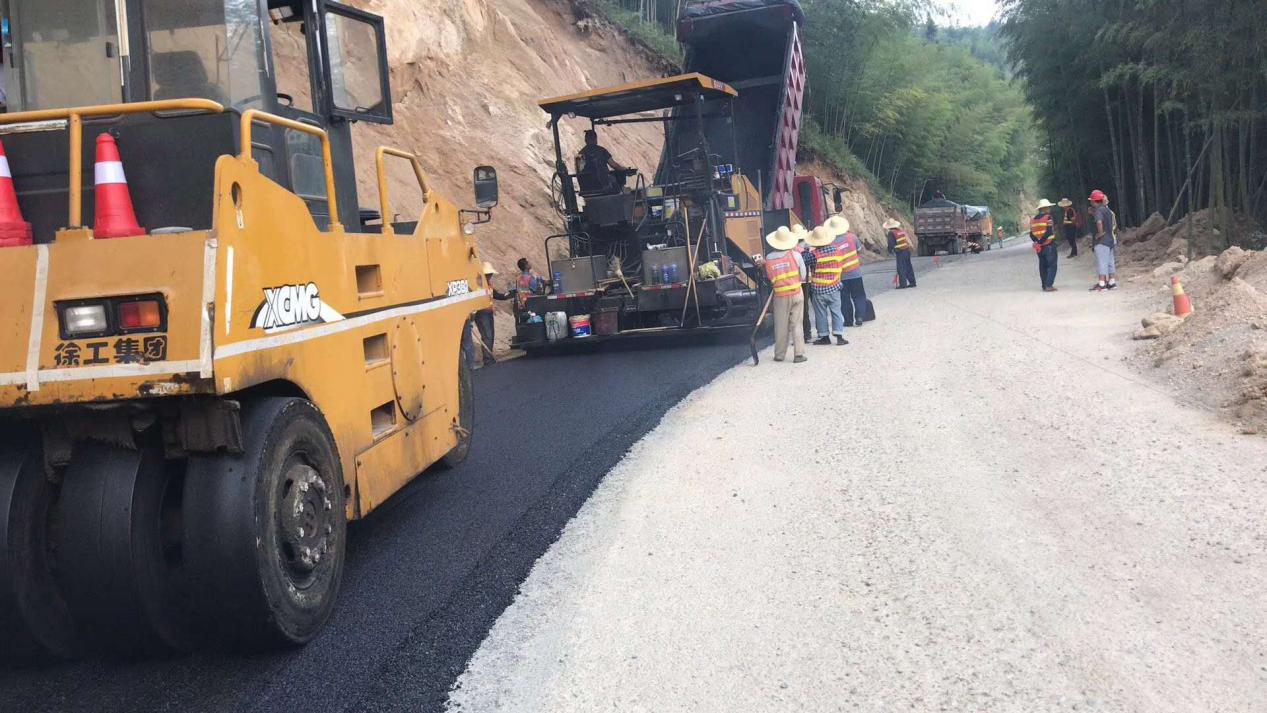 炎陵S207項目瀝青路面攤鋪有序推進