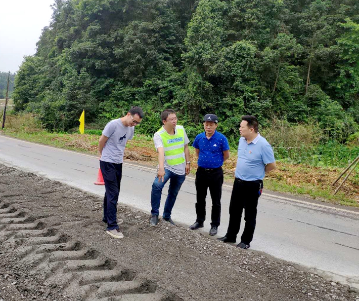 業(yè)主單位領(lǐng)導(dǎo)一行蒞臨株洲縣S333大修工程項(xiàng)目進(jìn)行技術(shù)交流